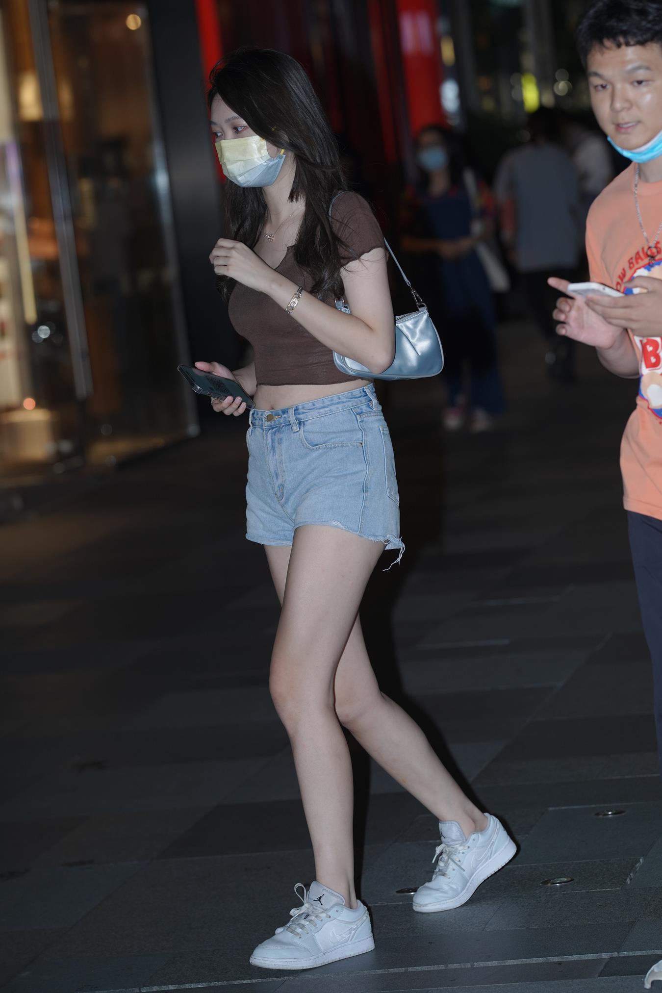 图片[1]-精选唯美街拍 NO.1175  玩手机的热裤美女 [87P]-草丛看图