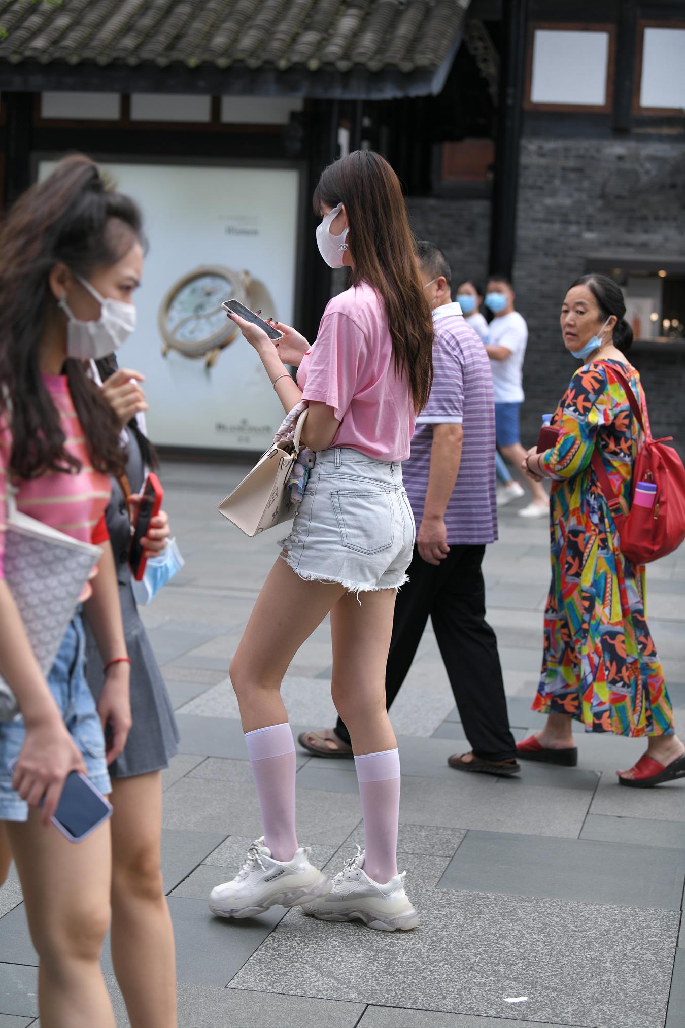 图片[2]-精选唯美街拍 NO.1179  粉衣牛仔热裤小解解（1） [106P]-草丛看图