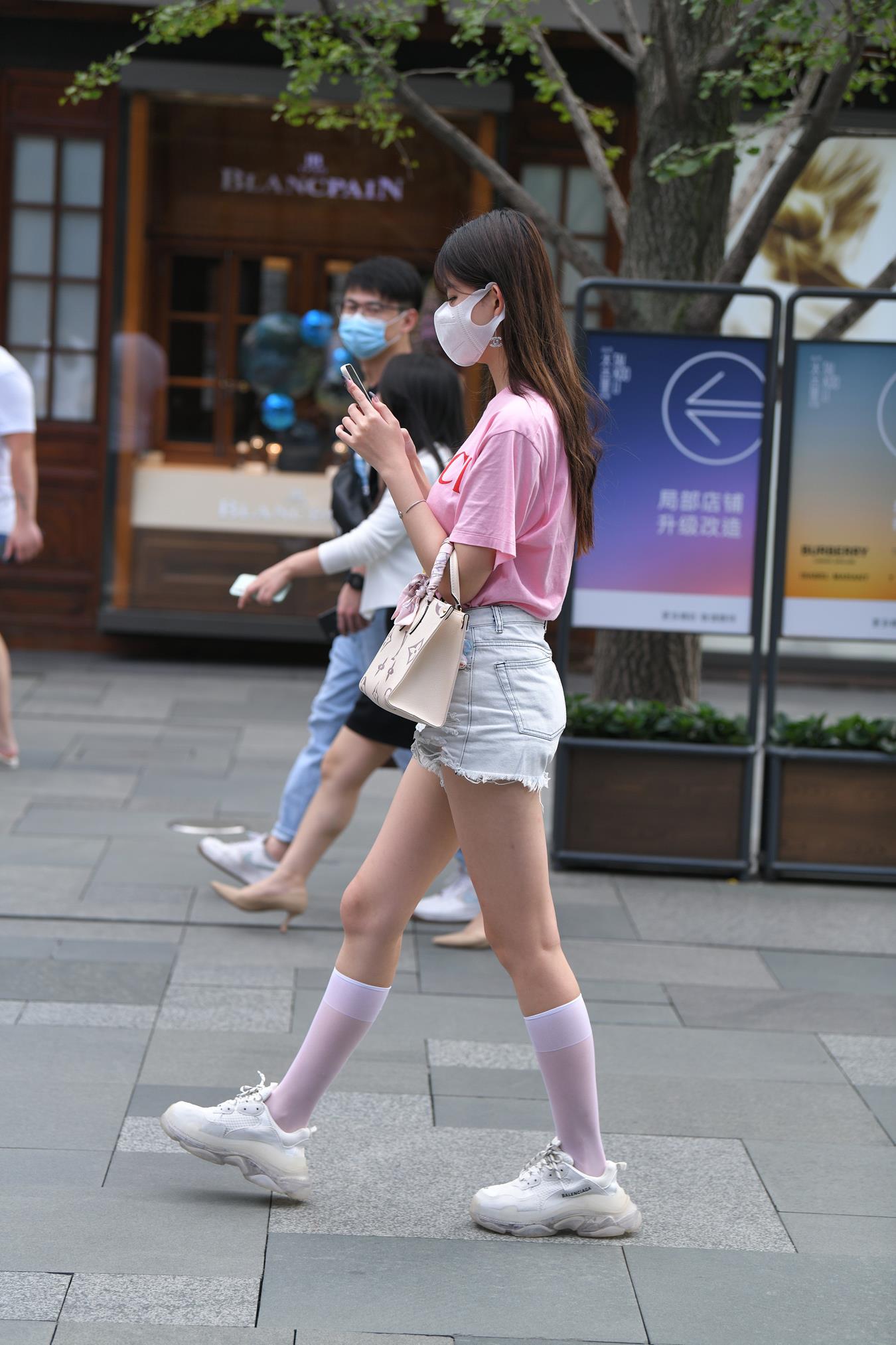 图片[3]-精选唯美街拍 NO.1179  粉衣牛仔热裤小解解（1） [106P]-草丛看图