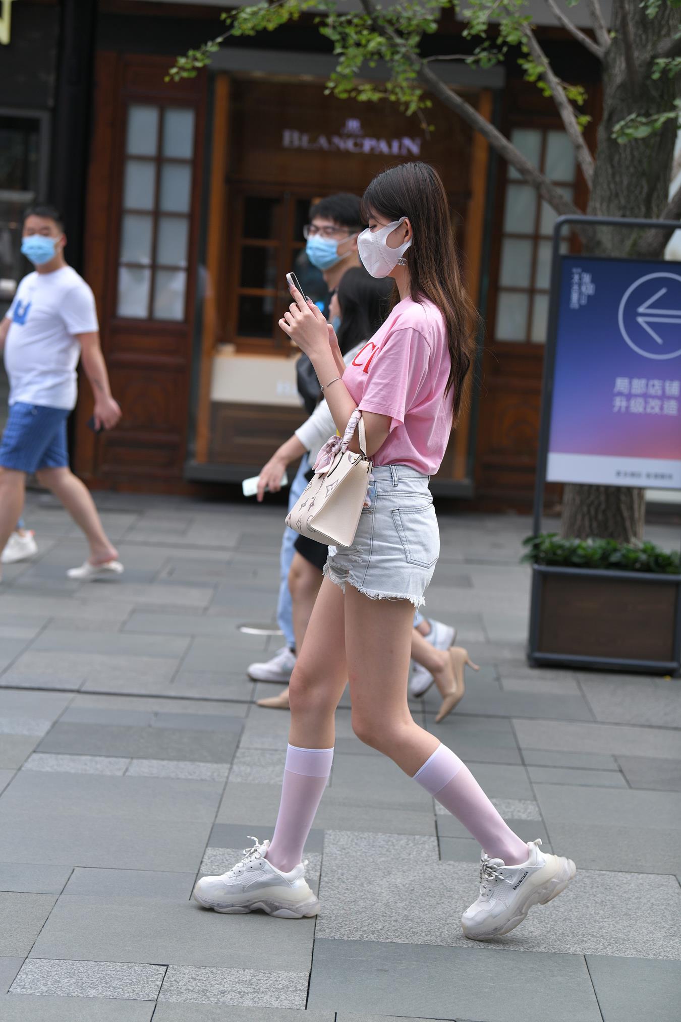 图片[4]-精选唯美街拍 NO.1179  粉衣牛仔热裤小解解（1） [106P]-草丛看图