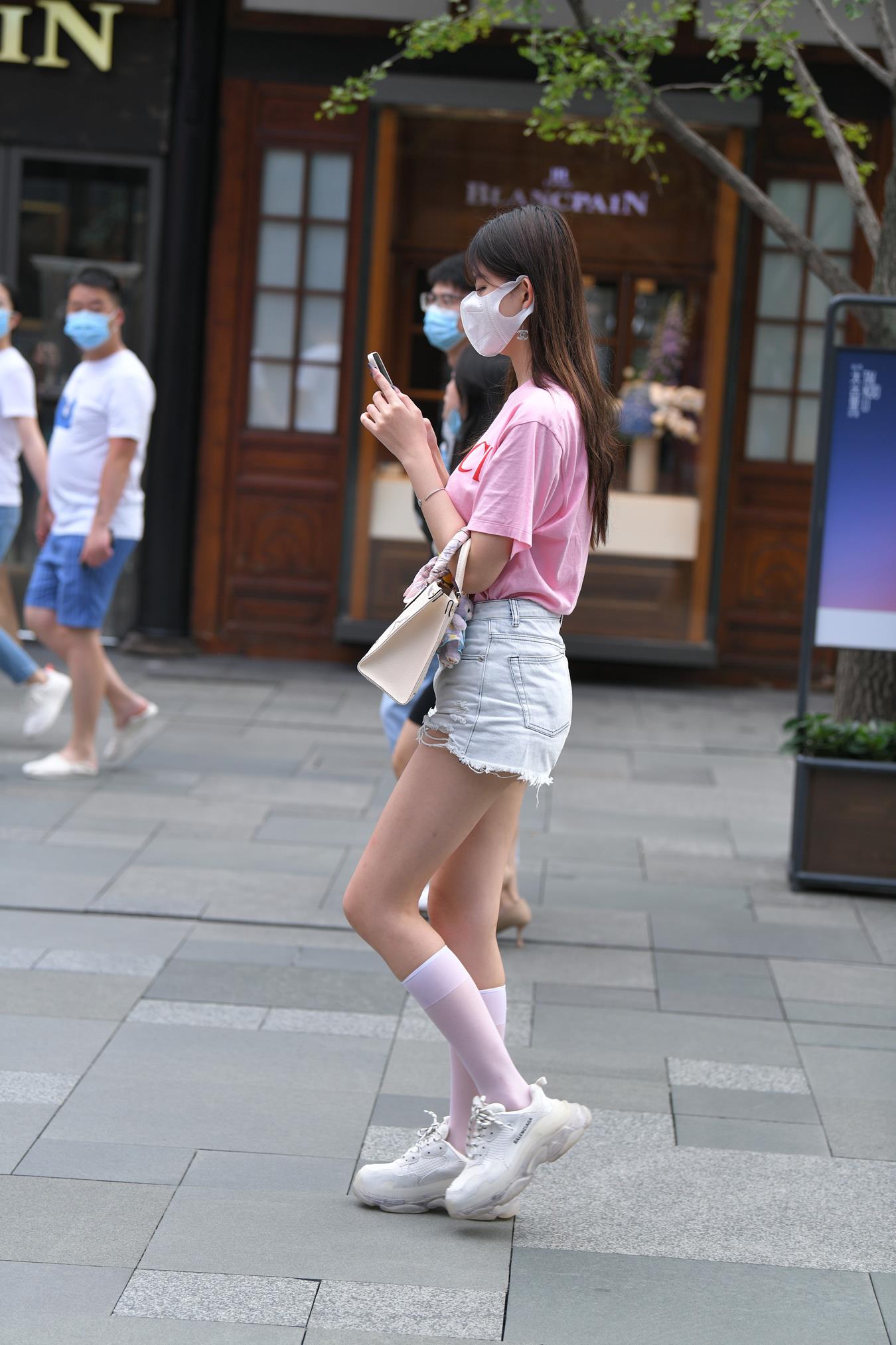 图片[5]-精选唯美街拍 NO.1179  粉衣牛仔热裤小解解（1） [106P]-草丛看图