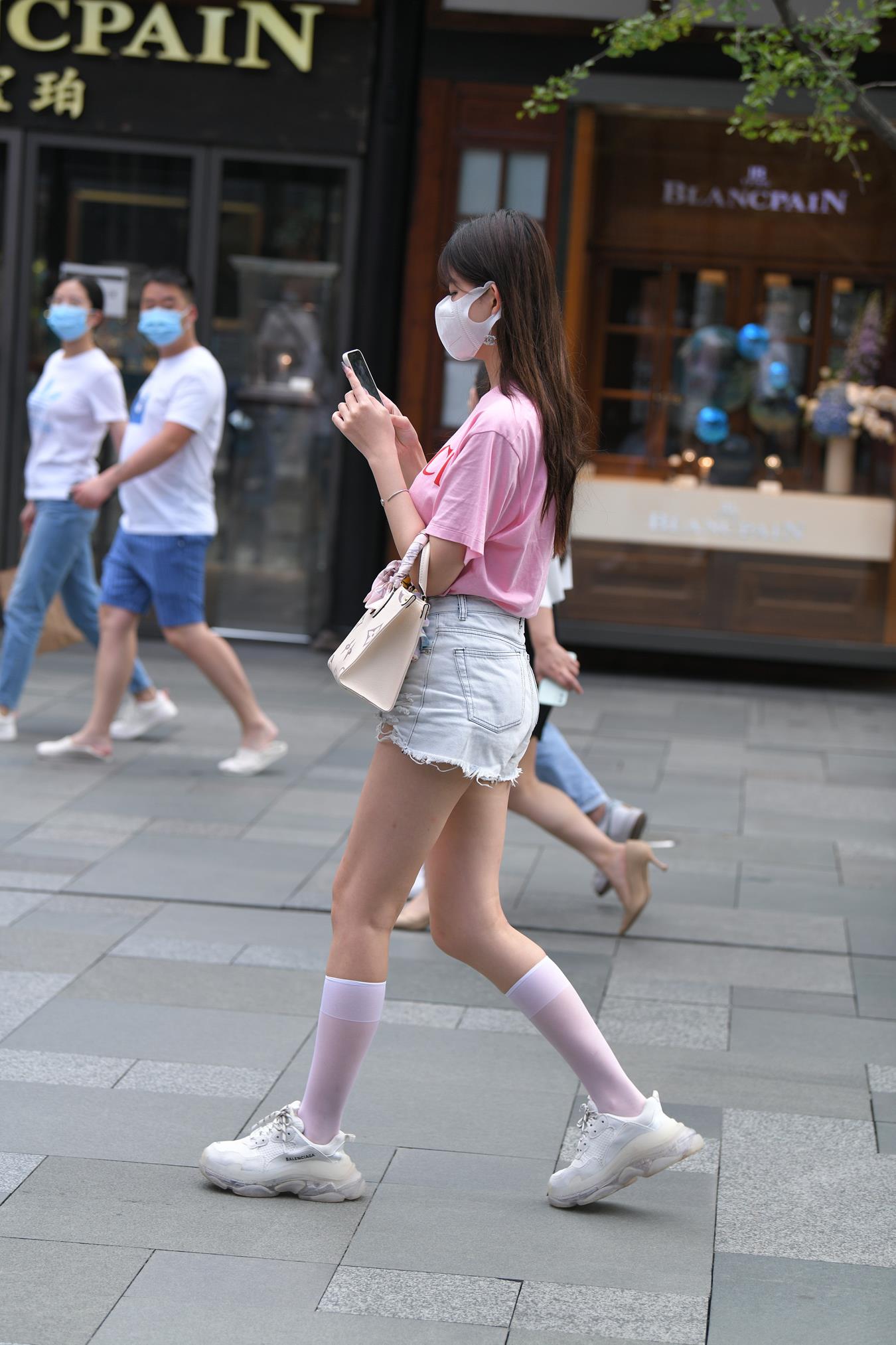 图片[7]-精选唯美街拍 NO.1179  粉衣牛仔热裤小解解（1） [106P]-草丛看图