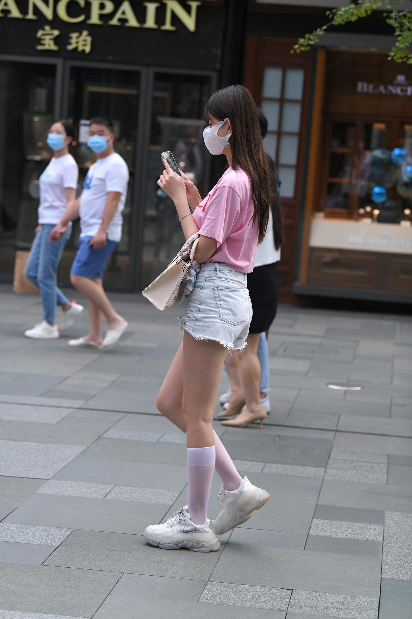 图片[8]-精选唯美街拍 NO.1179  粉衣牛仔热裤小解解（1） [106P]-草丛看图