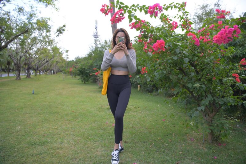 精选唯美街拍 NO.1150 黑色仅身瑜伽裤美女 (1) [84P]-草丛看图