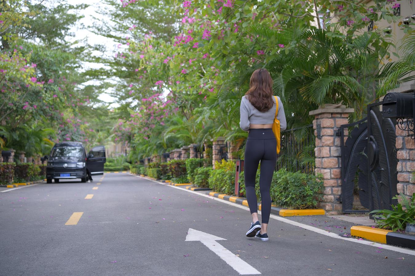 图片[5]-精选唯美街拍 NO.1150 黑色仅身瑜伽裤美女 (4) [84P]-草丛看图