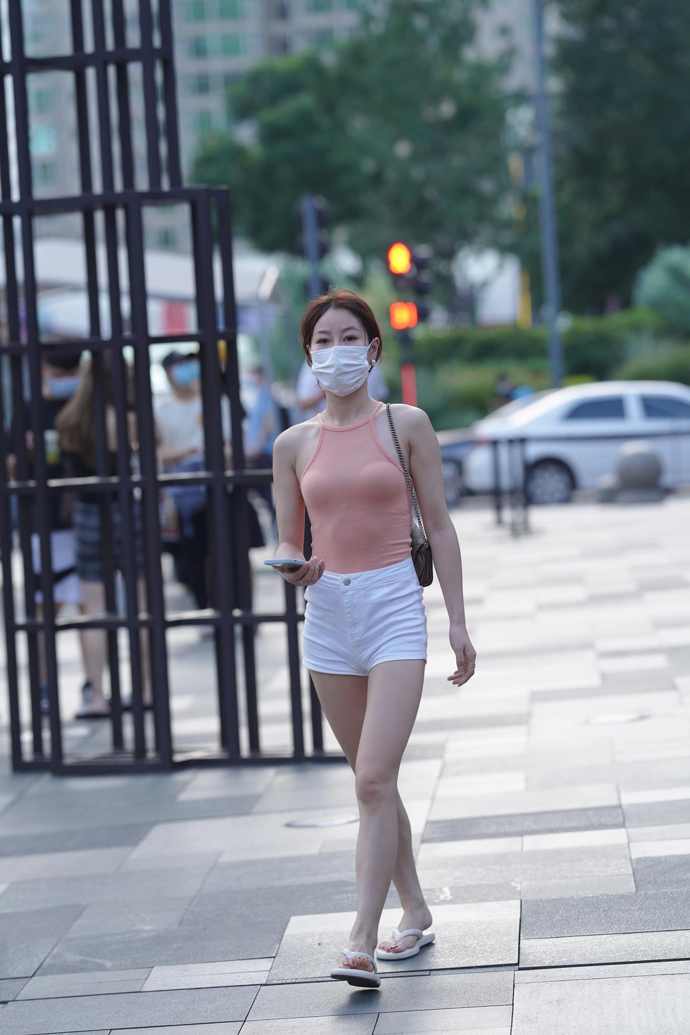 图片[4]-精选唯美街拍 NO.1137 白色热裤粉衣小解解 [67P]-草丛看图