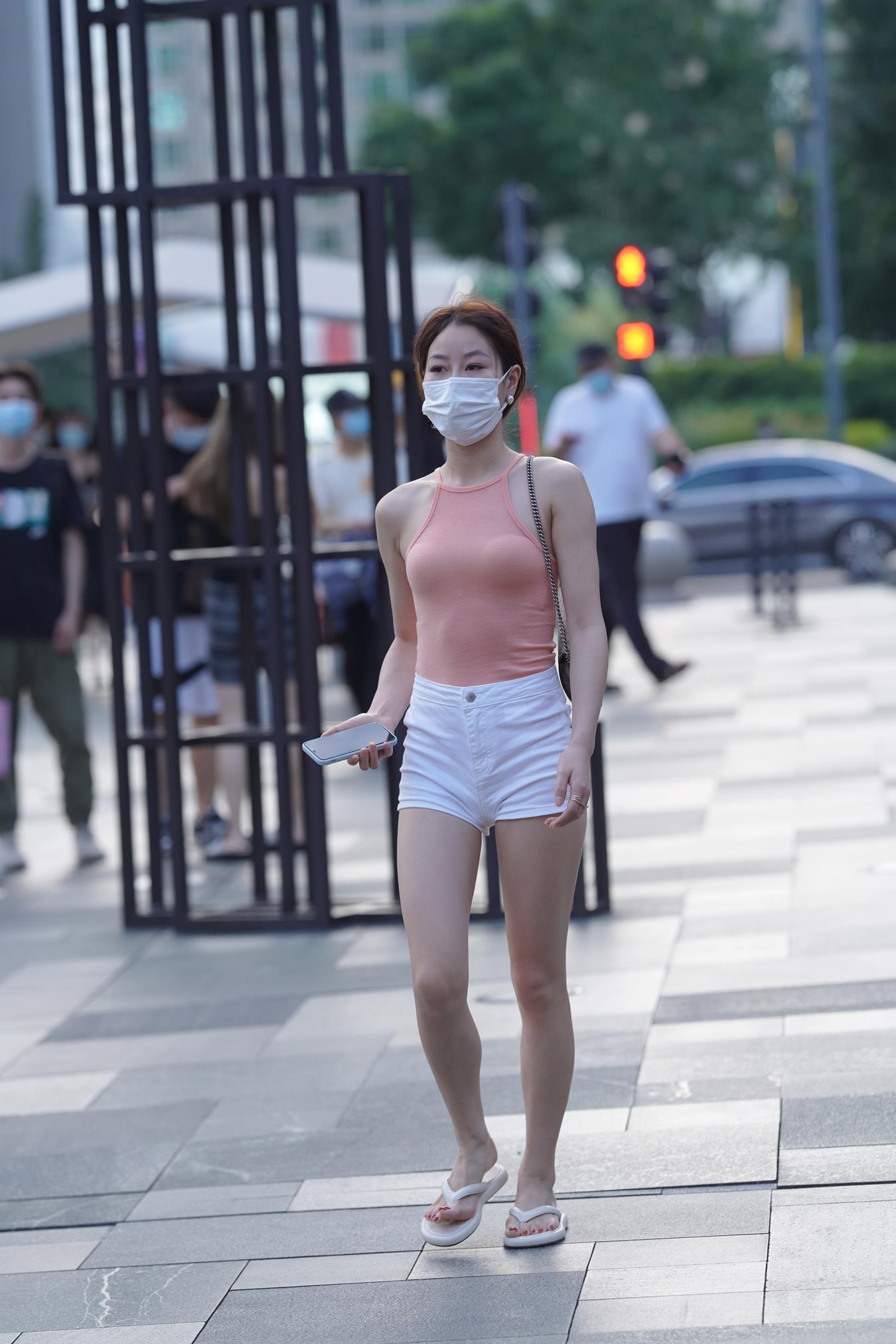 图片[6]-精选唯美街拍 NO.1137 白色热裤粉衣小解解 [67P]-草丛看图