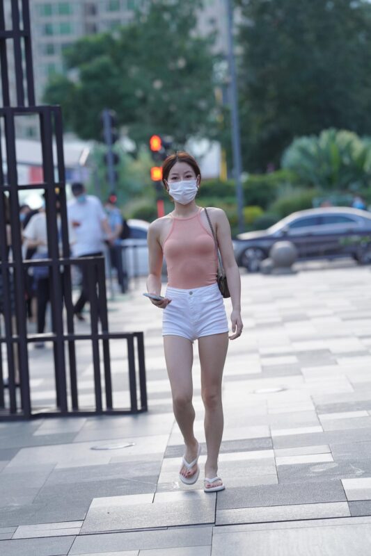 精选唯美街拍 NO.1137 白色热裤粉衣小解解 [67P]-草丛看图