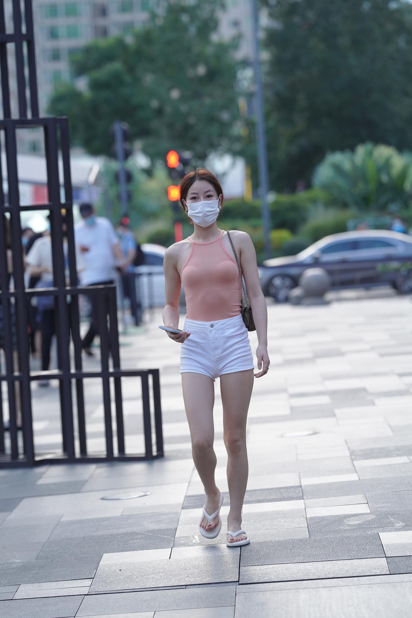 图片[1]-精选唯美街拍 NO.1137 白色热裤粉衣小解解 [67P]-草丛看图