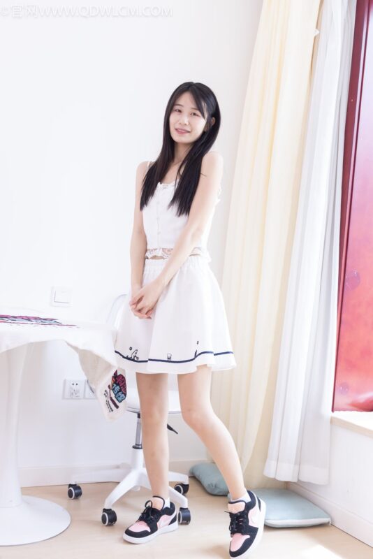 精选勿恋传媒 NO.2110 菜菜-不期而遇[160P]-草丛看图