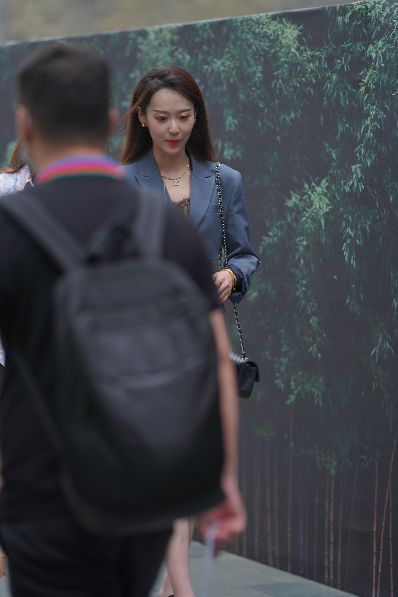 图片[2]-精选唯美街拍 NO.1145 气质长发小解解 [83P]-草丛看图