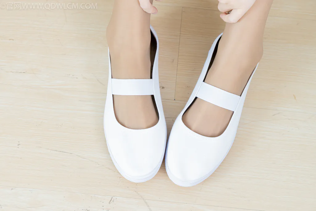 图片[2]-精选勿恋传媒 NO.2624 菜菜-布鞋、薄灰丝、裸足[161P]-草丛看图