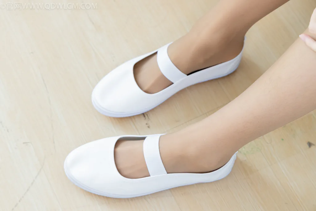 图片[3]-精选勿恋传媒 NO.2624 菜菜-布鞋、薄灰丝、裸足[161P]-草丛看图