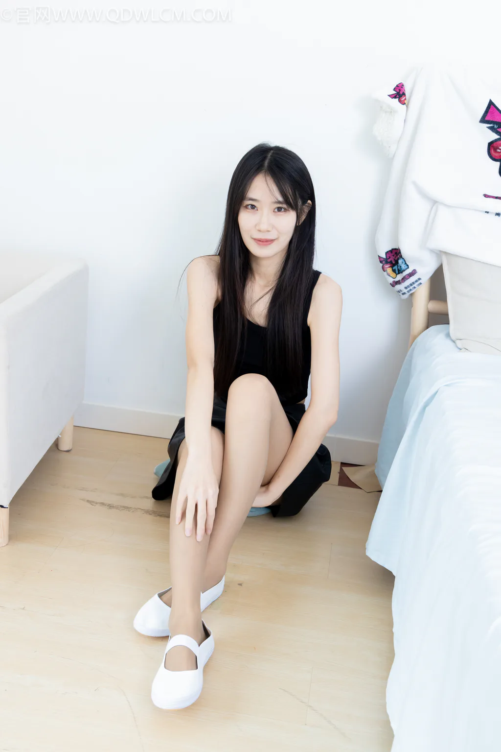 图片[6]-精选勿恋传媒 NO.2624 菜菜-布鞋、薄灰丝、裸足[161P]-草丛看图