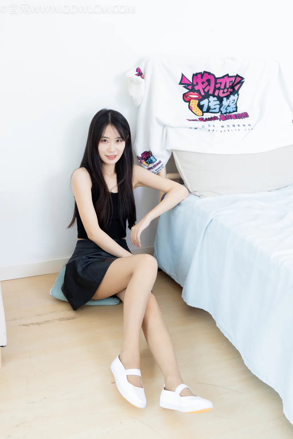 图片[7]-精选勿恋传媒 NO.2624 菜菜-布鞋、薄灰丝、裸足[161P]-草丛看图