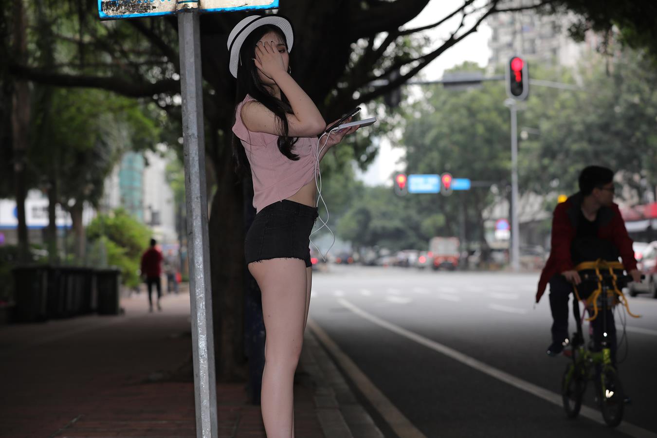 图片[2]-精选唯美街拍 NO.1165 粉衣超短裤白色帽子美女高清原图 （1）[84P]-草丛看图