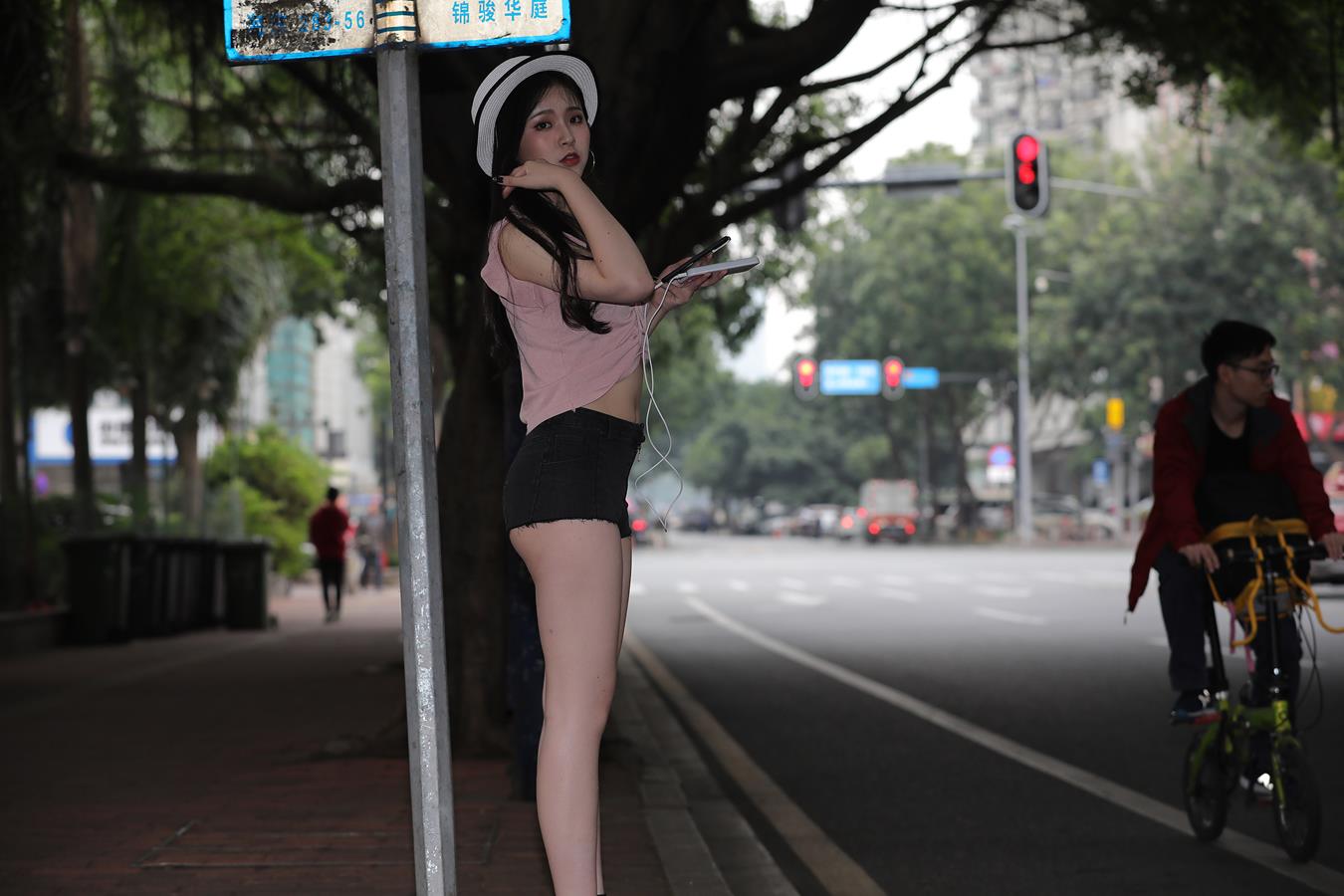 图片[3]-精选唯美街拍 NO.1165 粉衣超短裤白色帽子美女高清原图 （1）[84P]-草丛看图