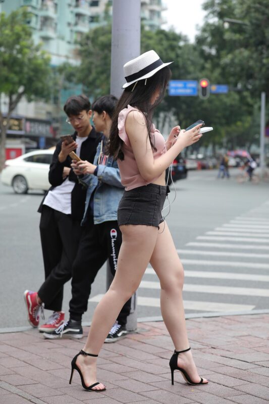 精选唯美街拍 NO.1165 粉衣超短裤白色帽子美女高清原图 （2）[84P]-草丛看图