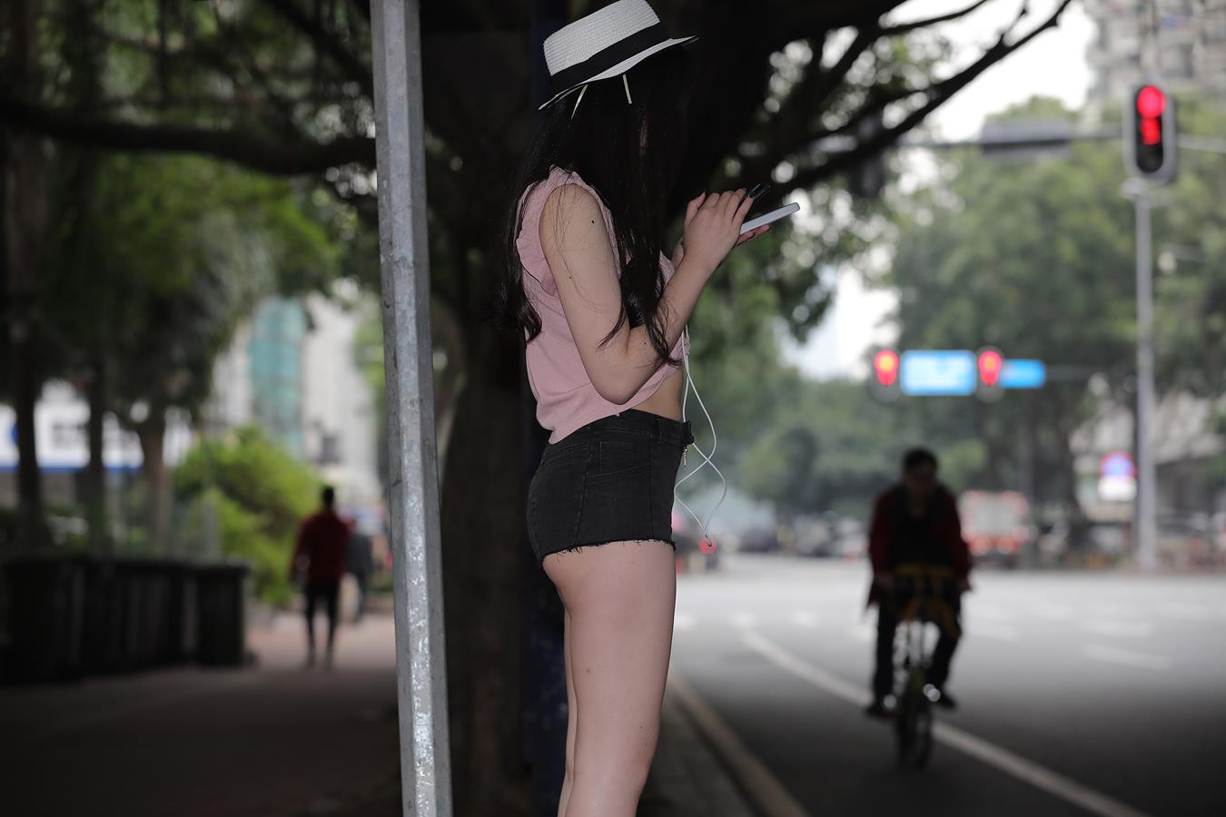 图片[1]-精选唯美街拍 NO.1165 粉衣超短裤白色帽子美女高清原图 （1）[84P]-草丛看图