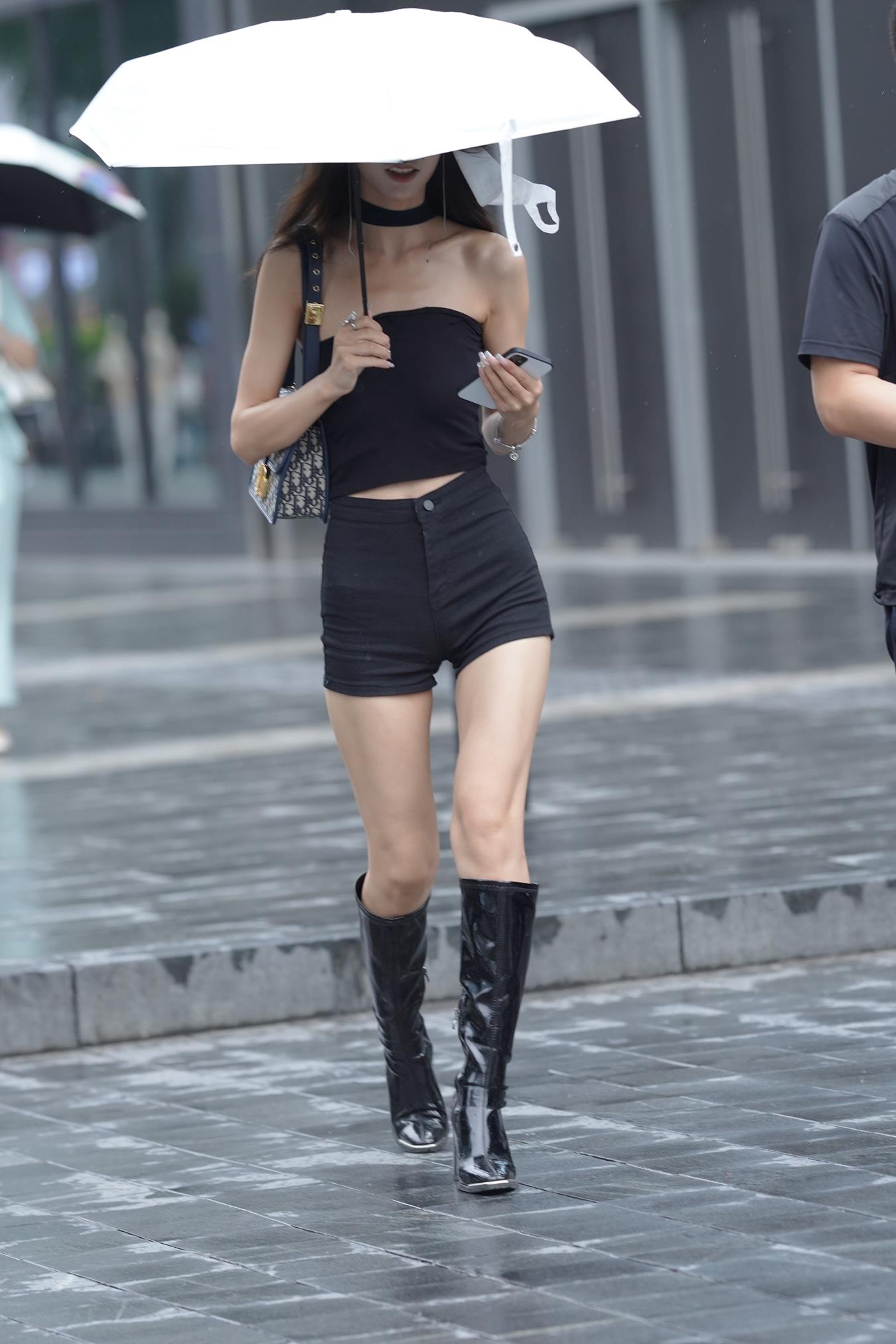 图片[3]-精选唯美街拍 NO.1162 打着伞的漂亮黑色高靴美女 [125P]-草丛看图