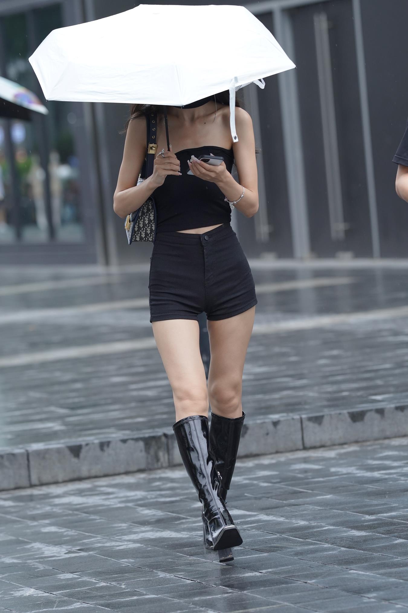 图片[5]-精选唯美街拍 NO.1162 打着伞的漂亮黑色高靴美女 [125P]-草丛看图