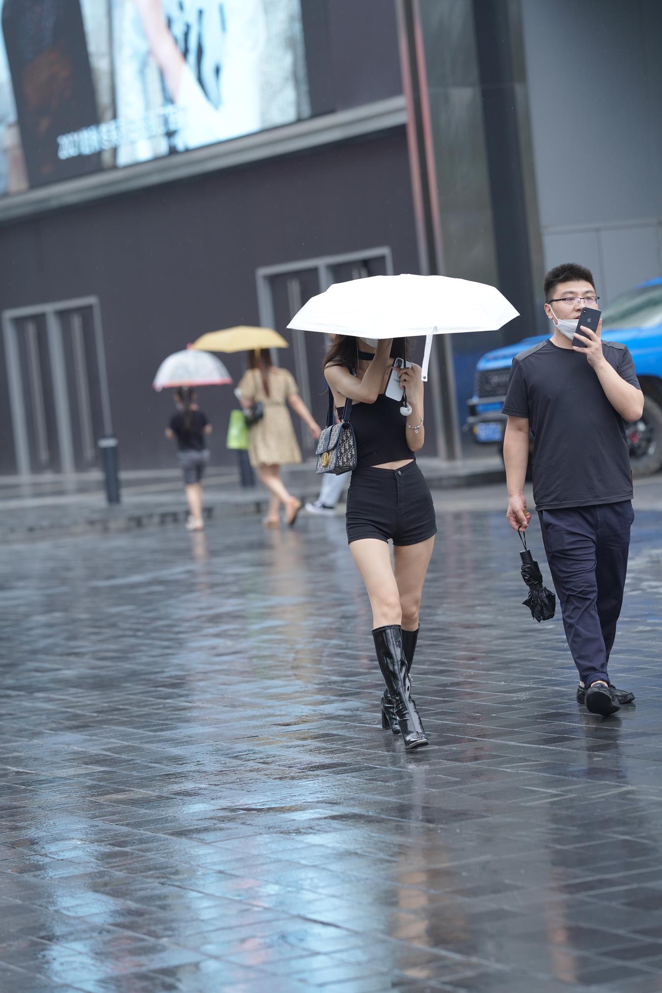 图片[7]-精选唯美街拍 NO.1162 打着伞的漂亮黑色高靴美女 [125P]-草丛看图