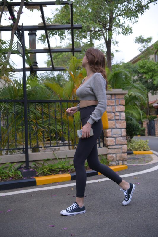 精选唯美街拍 NO.1150 黑色仅身瑜伽裤美女 (3) [84P]-草丛看图