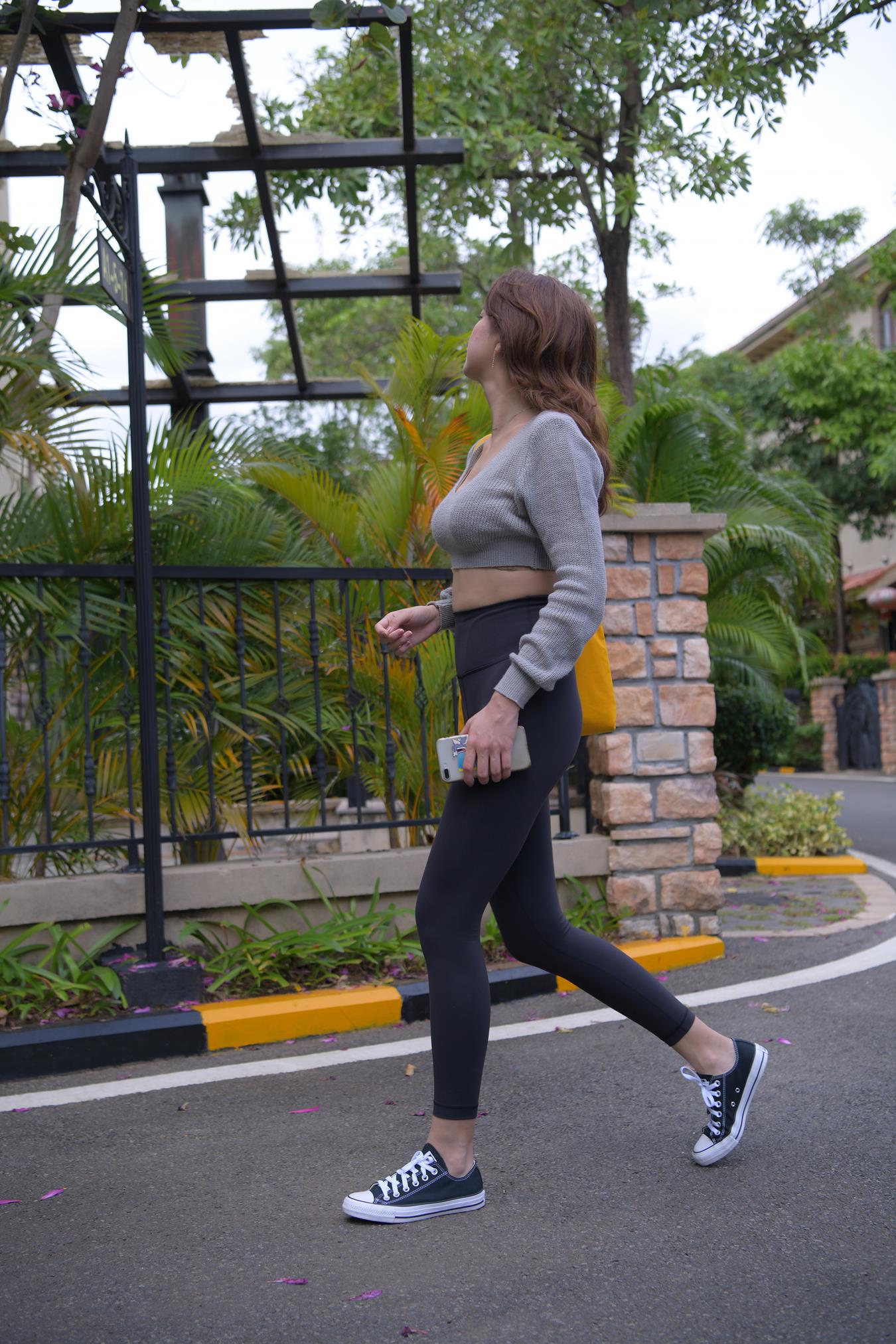 图片[1]-精选唯美街拍 NO.1150 黑色仅身瑜伽裤美女 (3) [84P]-草丛看图