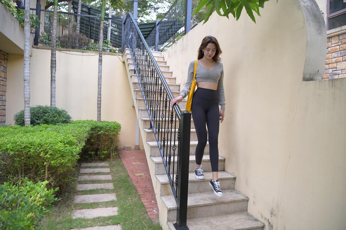 图片[2]-精选唯美街拍 NO.1150 黑色仅身瑜伽裤美女 (5) [84P]-草丛看图