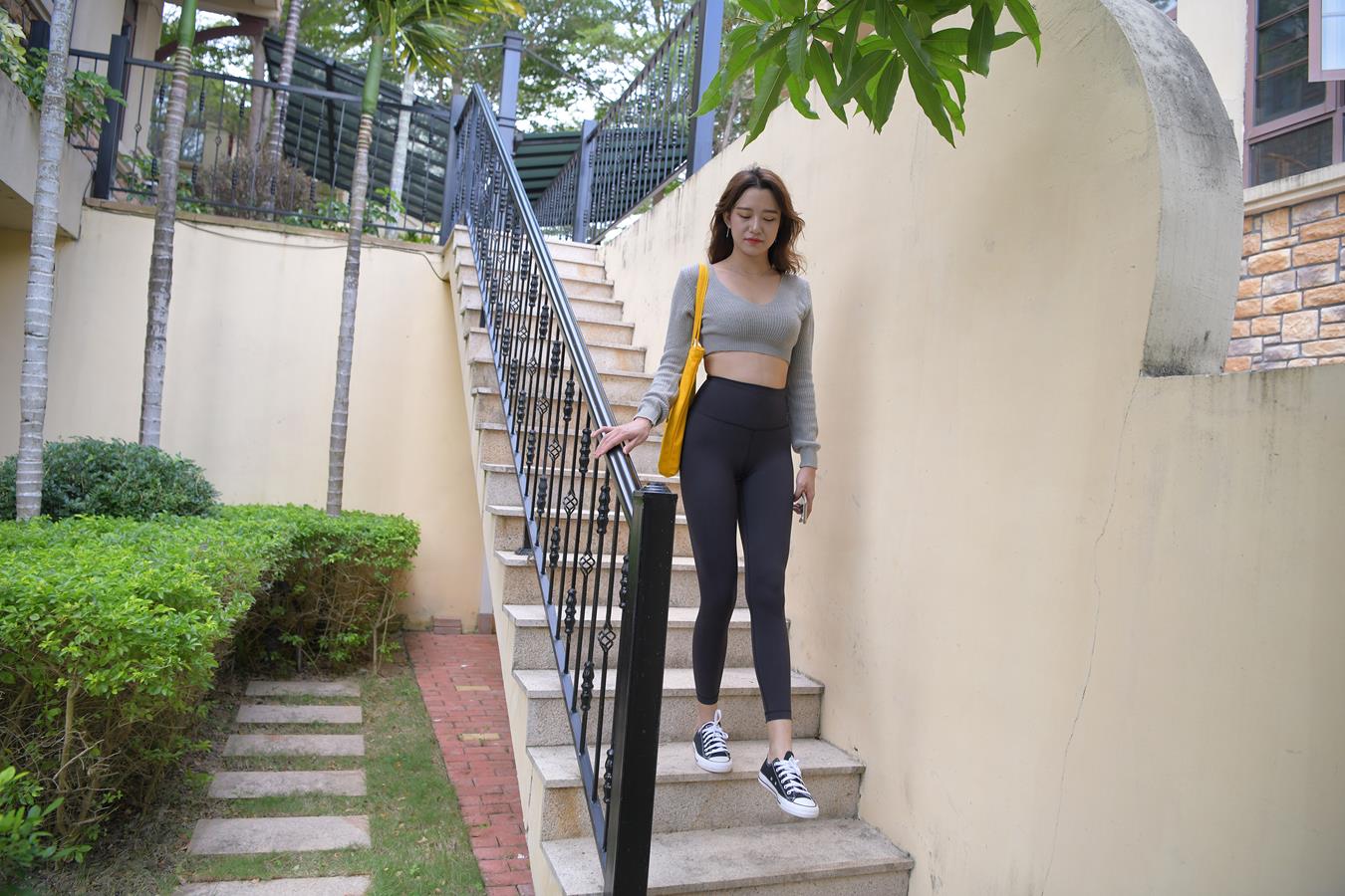 图片[1]-精选唯美街拍 NO.1150 黑色仅身瑜伽裤美女 (5) [84P]-草丛看图