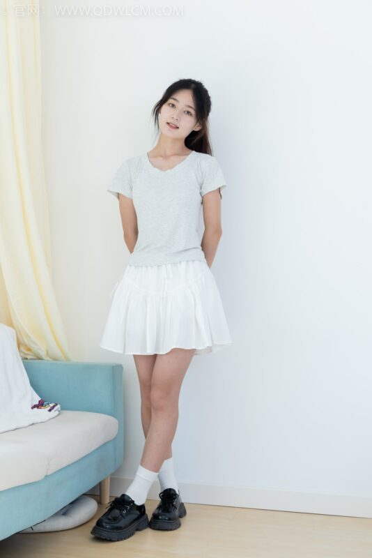 精选勿恋传媒 NO.2121 芋泥-清澈海浪的吟唱[160P]-草丛看图