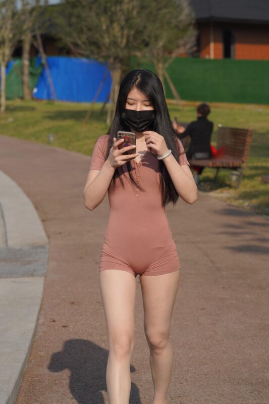 精选唯美街拍 NO.1123  粉色瑜伽短裤 （2）[84P]-草丛看图