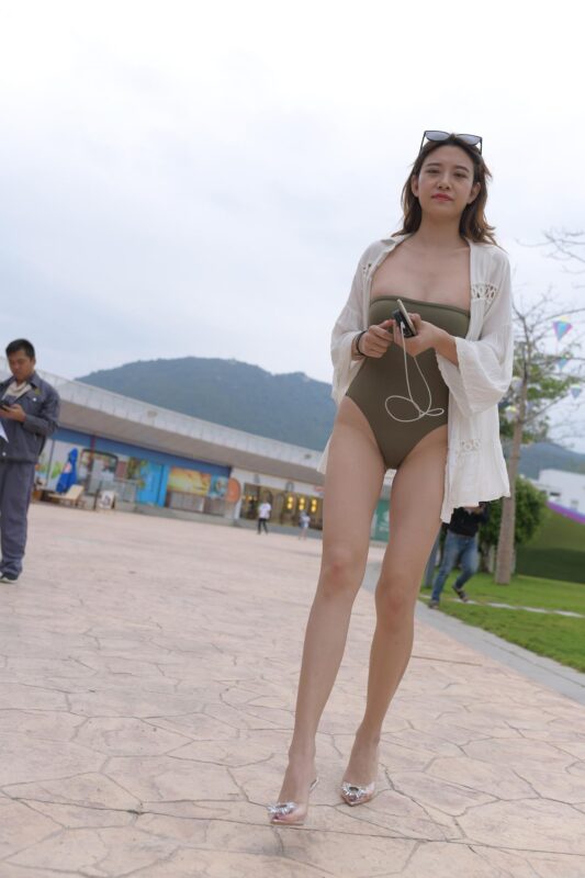 精选唯美街拍 NO.1129 绿色泳装美女 (6) [84P]-草丛看图