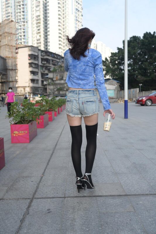 精选唯美街拍 NO.1117 程生街拍 长筒袜女孩 (1) [84P]-草丛看图