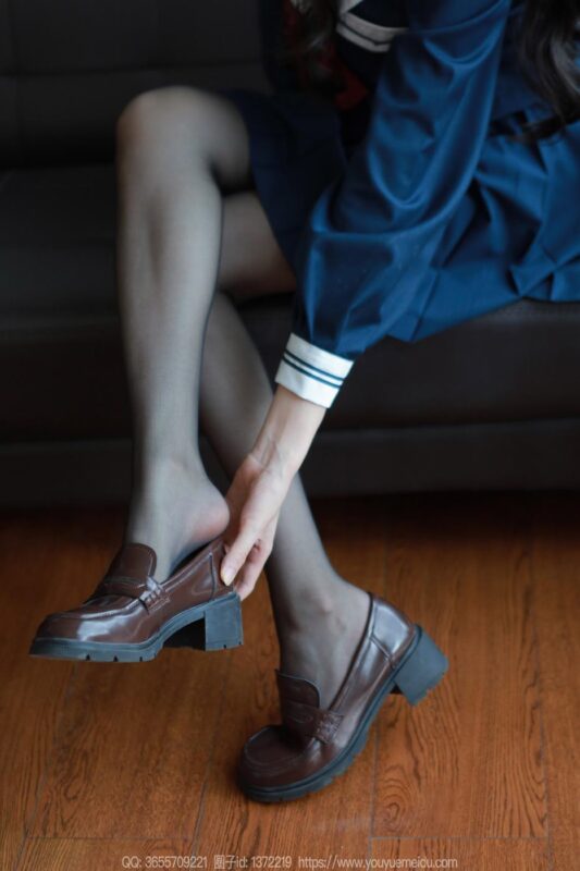 精选[IESS异思趣向] 2024.08.27 丝享家1830：团团《黑丝JK》[89P]-草丛看图