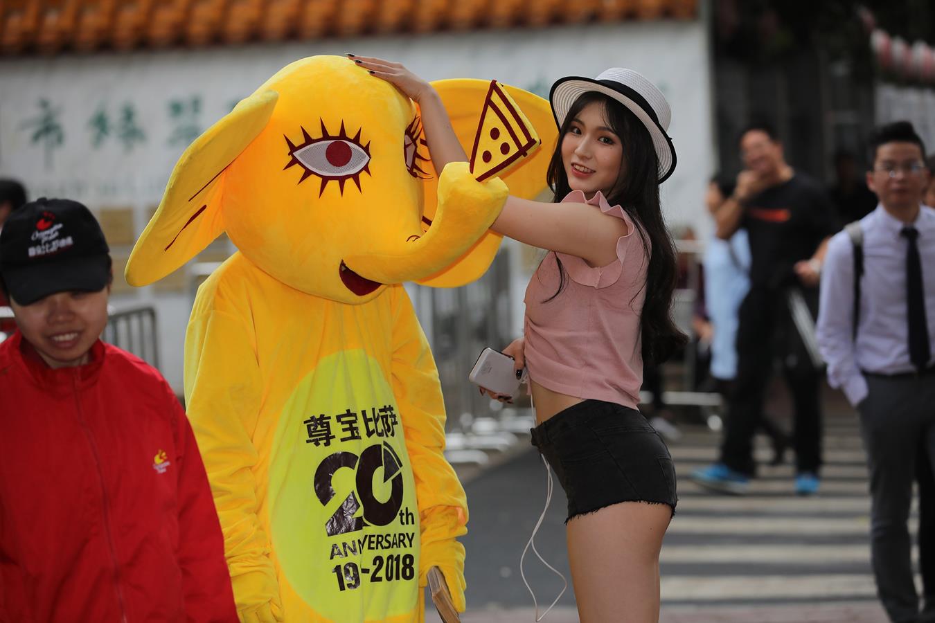 图片[1]-精选唯美街拍 NO.1165 粉衣超短裤白色帽子美女高清原图 （6）[84P]-草丛看图