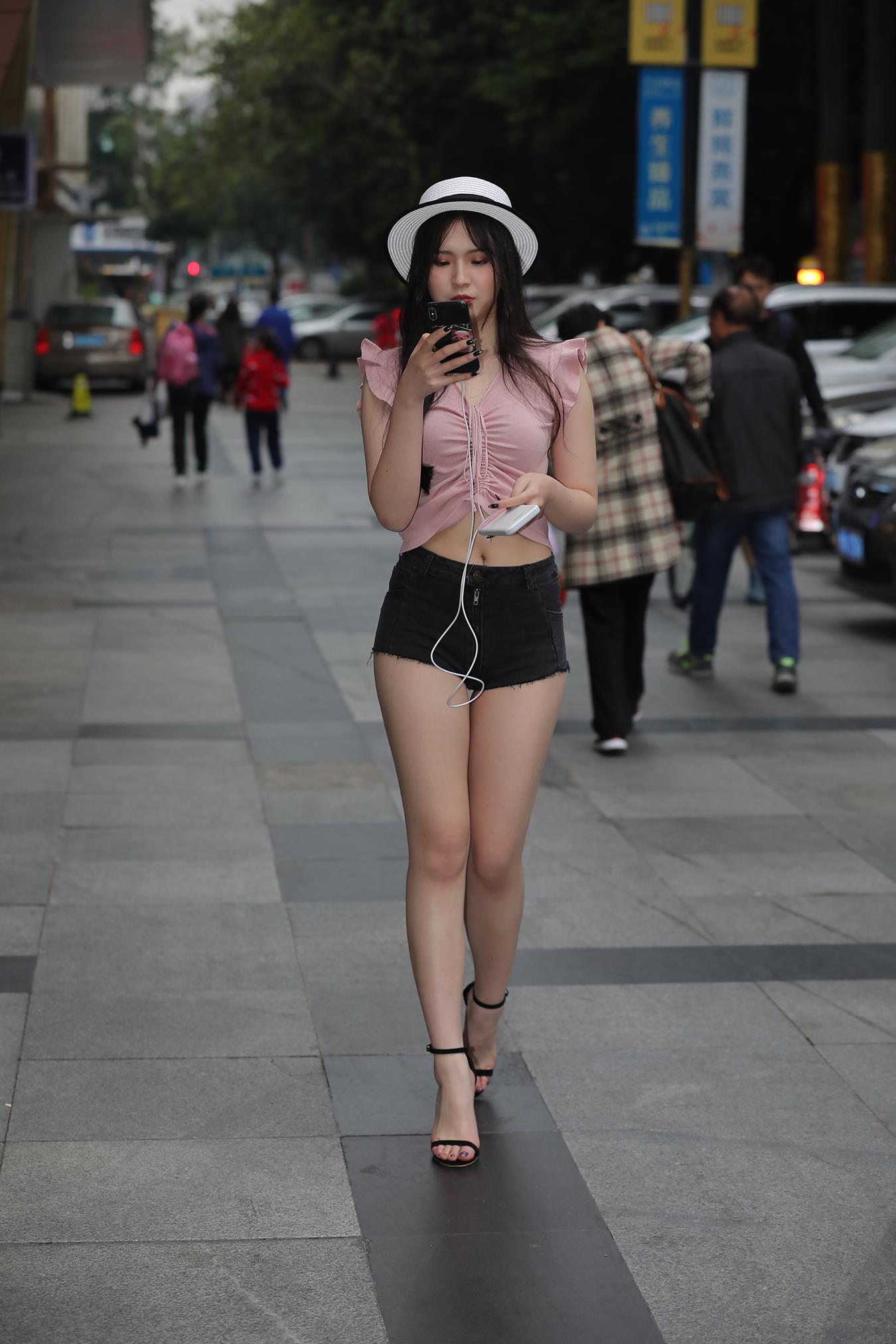 图片[5]-精选唯美街拍 NO.1165 粉衣超短裤白色帽子美女高清原图 （6）[84P]-草丛看图