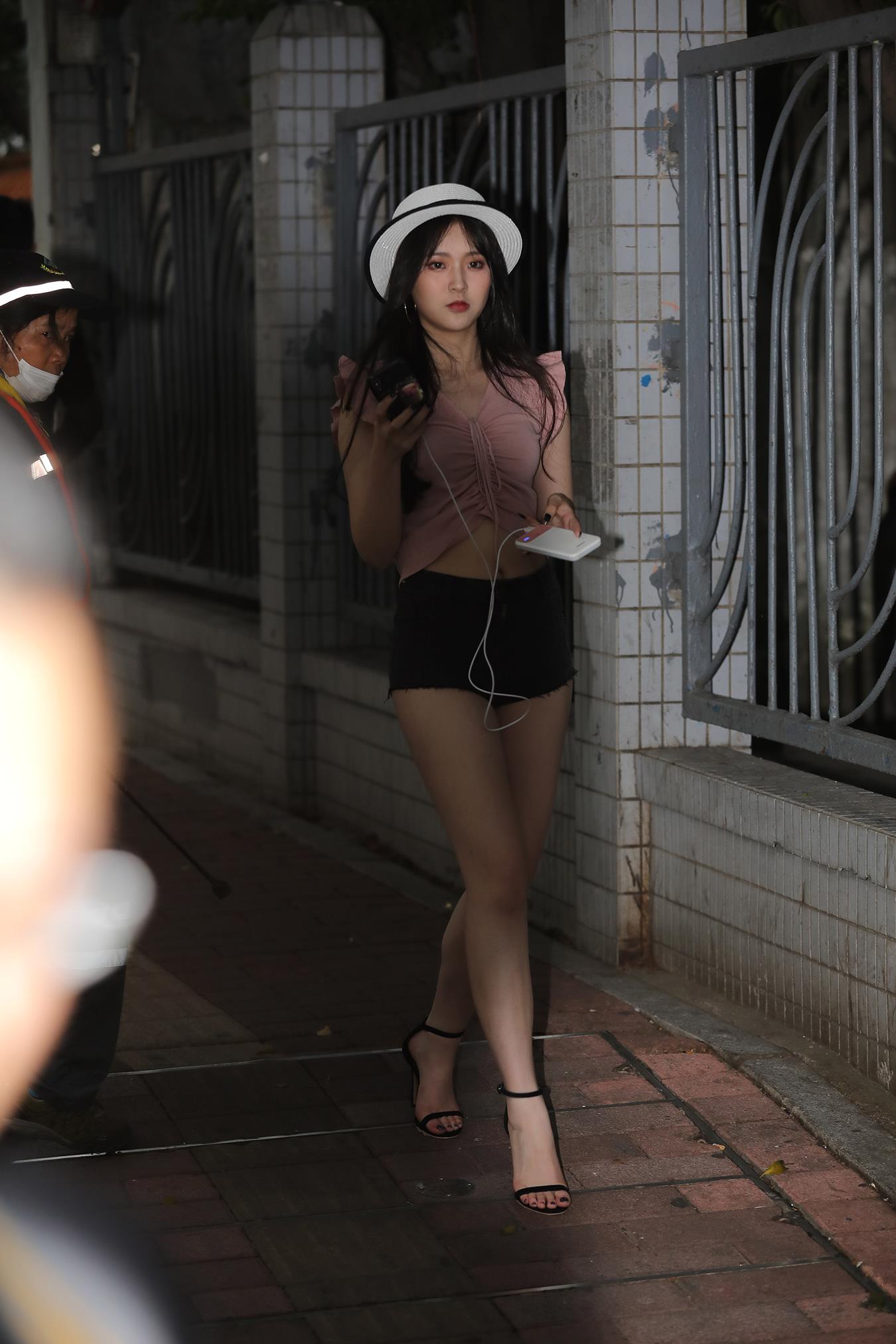 图片[3]-精选唯美街拍 NO.1165 粉衣超短裤白色帽子美女高清原图 （6）[84P]-草丛看图