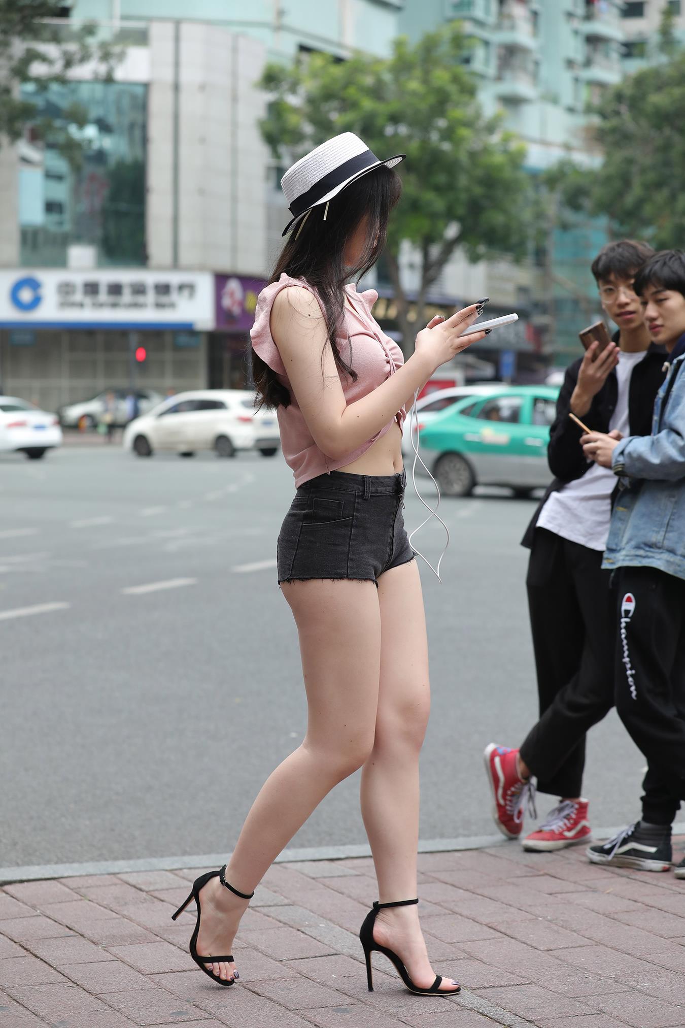 图片[2]-精选唯美街拍 NO.1165 粉衣超短裤白色帽子美女高清原图 （6）[84P]-草丛看图