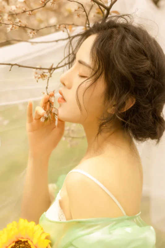 精选[YITUYU艺图语]2023.04.03 躺进浪漫里 安妮[22+1P]-草丛看图