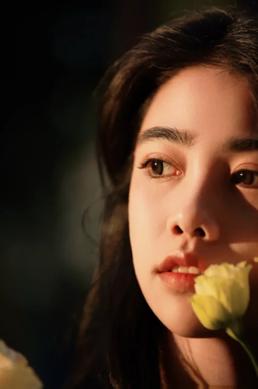 精选[YITUYU艺图语]2023.03.30 光影与晚霞下的少女 思分[20+1P]-草丛看图