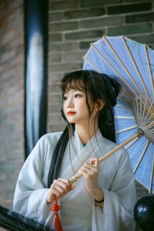 精选[YITUYU艺图语]2023.03.31 魏晋-天青色等烟雨，而我在等你 踢踢[38+1P]-草丛看图