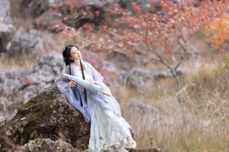 精选[YITUYU艺图语]2023.03.25 又一秋 芝芝琪[22+1P]-草丛看图
