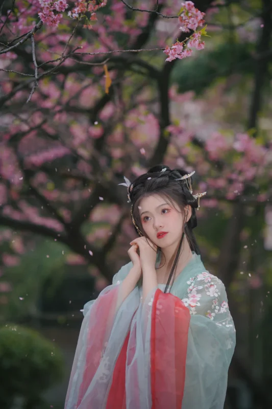 精选[YITUYU艺图语]2023.03.21 弄花香满衣 悦璃[21+1P]-草丛看图
