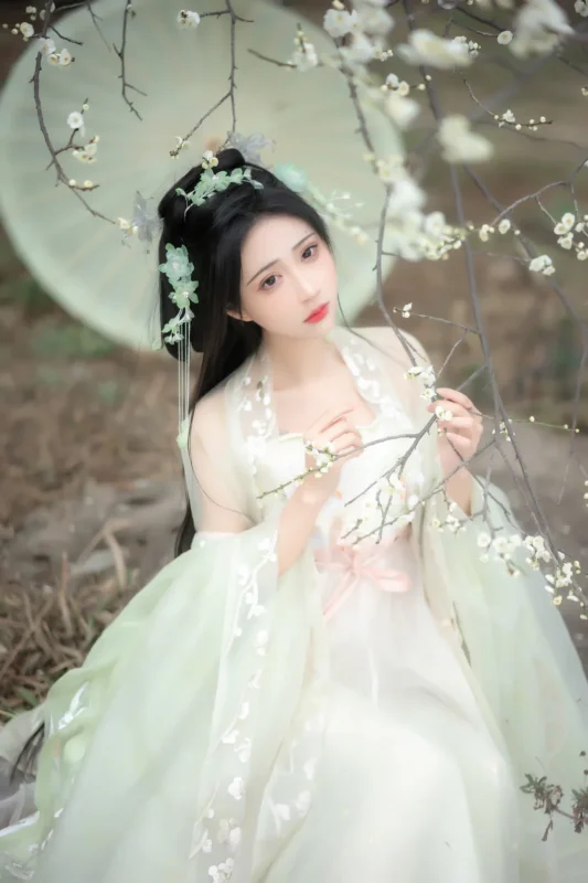 精选[YITUYU艺图语]2023.03.05 故逢春 绮罗生的小苏苏[25+1P]-草丛看图