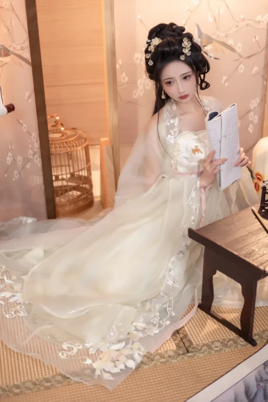 精选[YITUYU艺图语]2023.02.20 思君朝 绮罗生的小苏苏[28+1P]-草丛看图