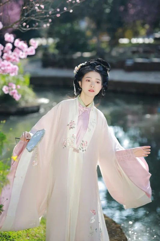 精选[YITUYU艺图语]2023.02.21 安之若命 YunFleur[32+1P]-草丛看图