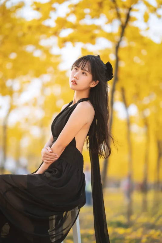 精选[YITUYU艺图语]2023.02.14 秋有银杏 春有黄风铃 萌芽儿o0[24+1P]-草丛看图